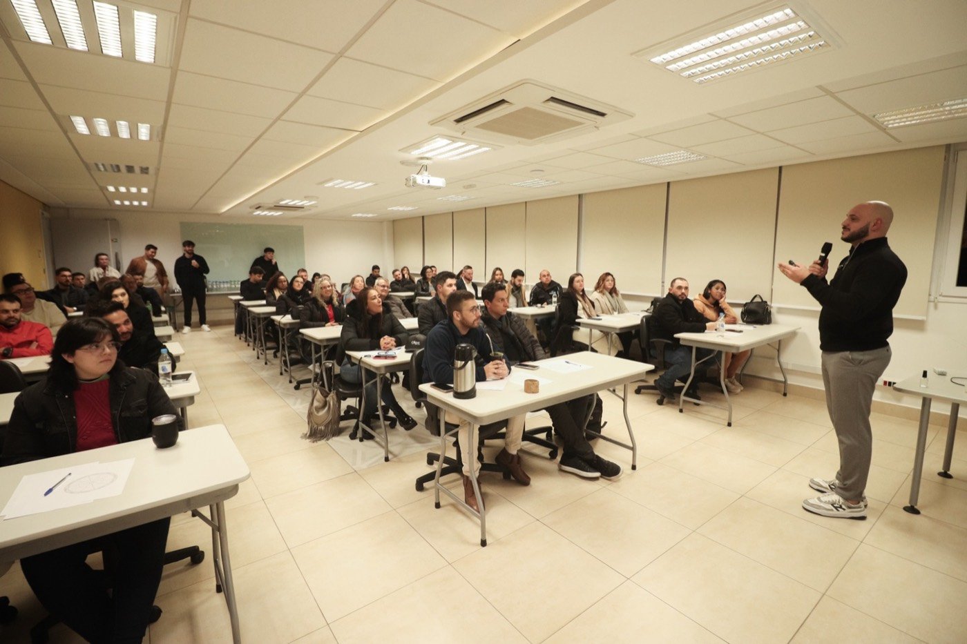 Turma em sala de treinamento assistindo ao Fabiel
